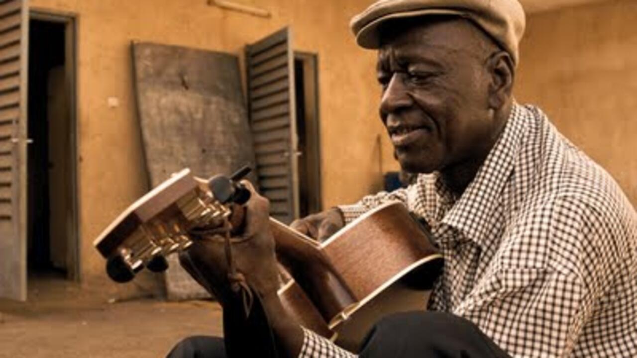 Boubacar Traoré, légende de la musique malienne Sur le pont des arts